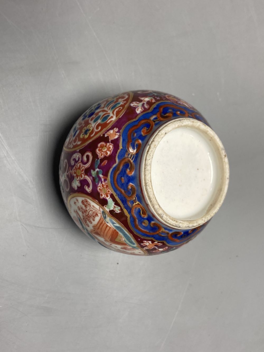 A Chinese jar and cover and a tea bowl, jar and cover height 10cm